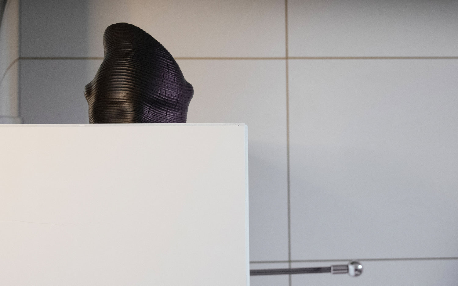 Kodinhaltija -figuuri, musta puu