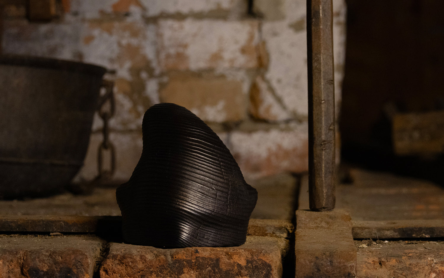 Kodinhaltija -figuuri, musta puu