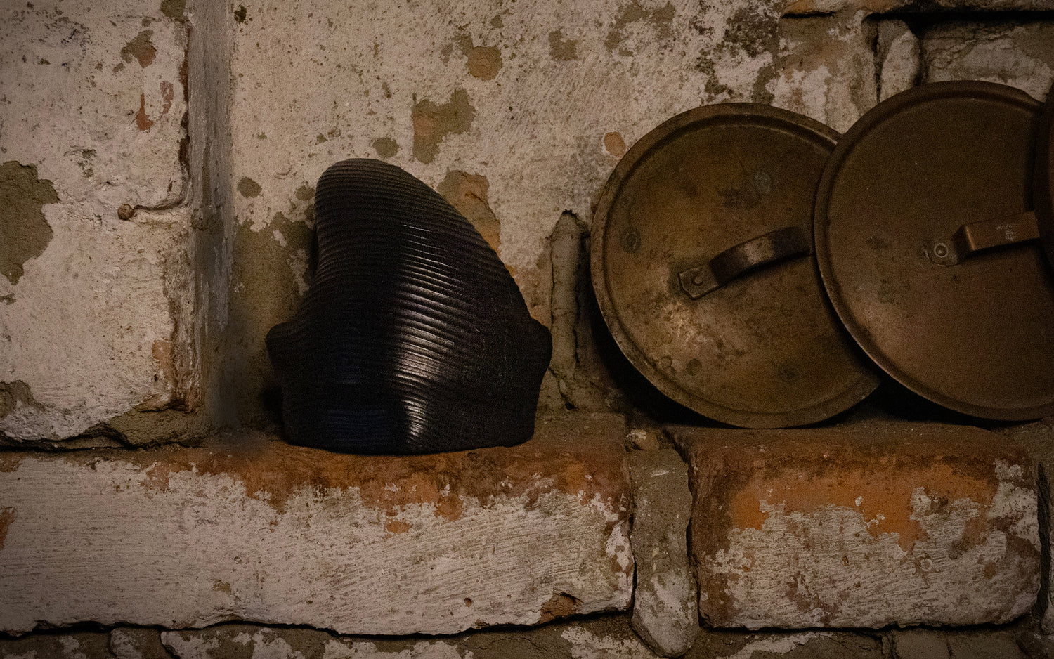 Kodinhaltija -figuuri, musta puu