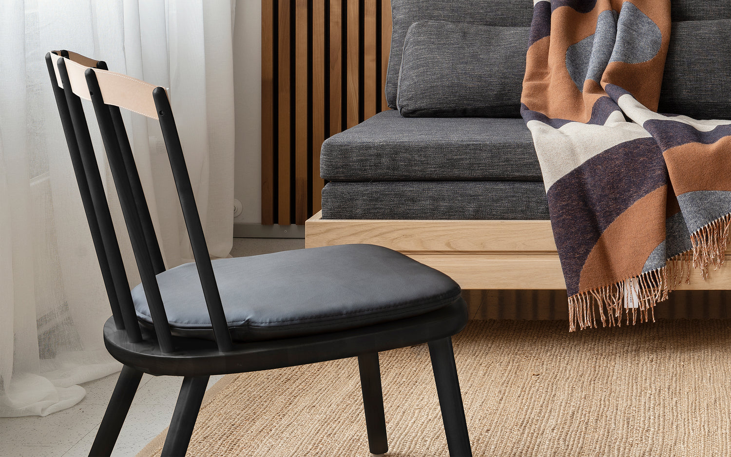 Piena -nojatuoli, musta puu