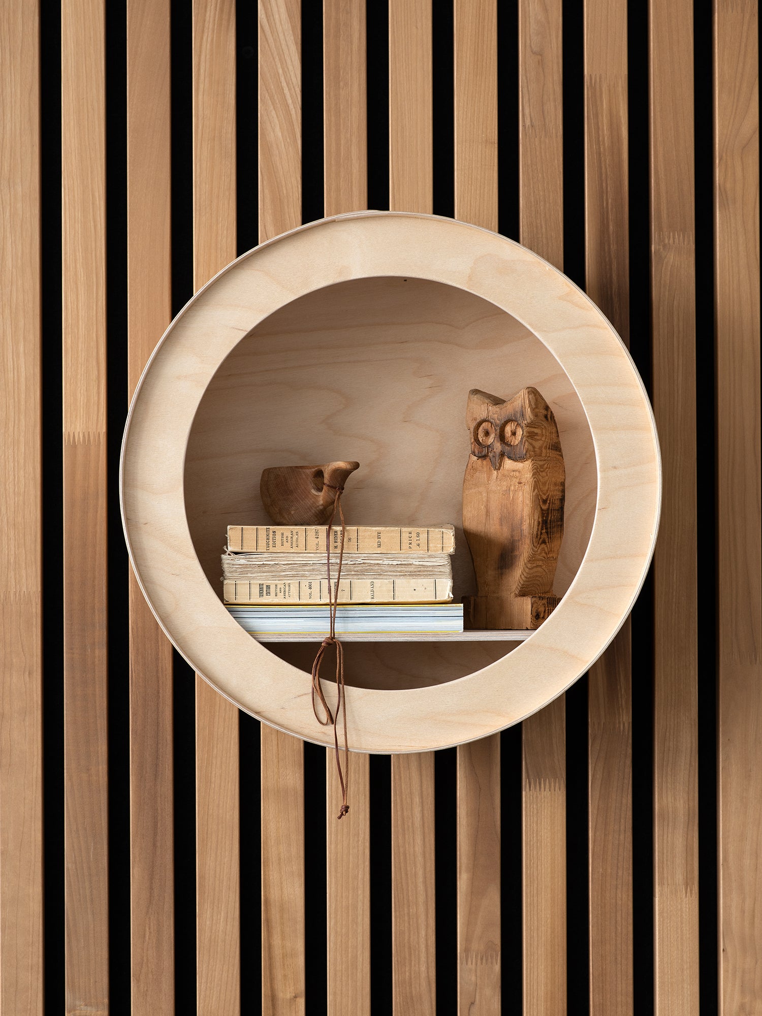 Sisustus_Aski-seinahylly_sailytys