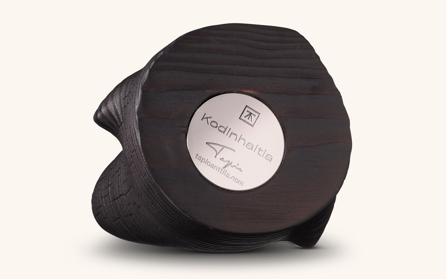 Kodinhaltija -figuuri, musta puu