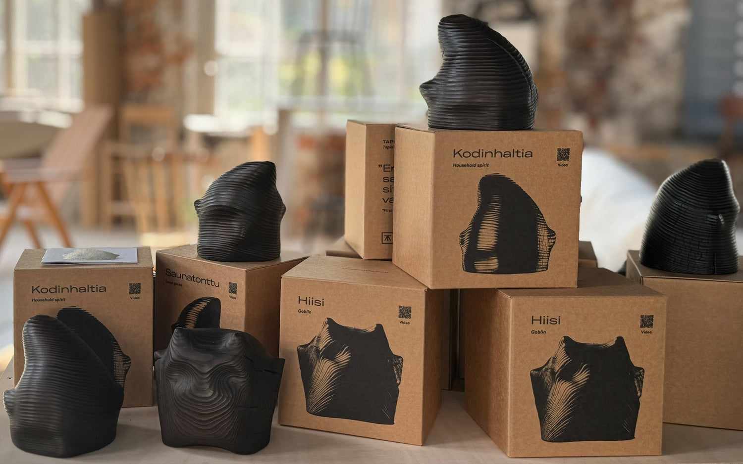 Kodinhaltija -figuuri, musta puu